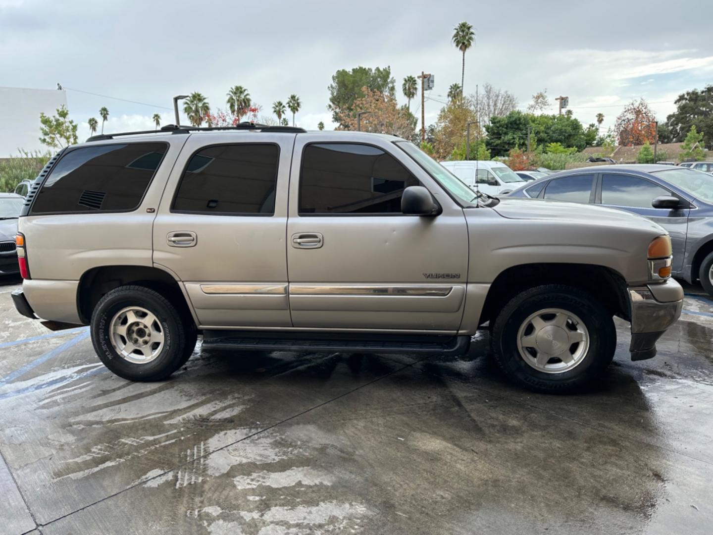 2006 BEIGE /Gray GMC Yukon SL 2WD (1GKEC13T66R) with an 5.3L V8 OHV 16V engine, 4-Speed Automatic Overdrive transmission, located at 30 S. Berkeley Avenue, Pasadena, CA, 91107, (626) 248-7567, 34.145447, -118.109398 - Embrace Power and Comfort: 2006 GMC Yukon with Leather, Moon-Roof, and Third-Row Seating Available in Pasadena, CA Step into the realm of rugged luxury with the 2006 GMC Yukon, now available at our BHPH dealership in Pasadena, CA. This robust SUV, featuring a luxurious leather interior, a moon-ro - Photo#6